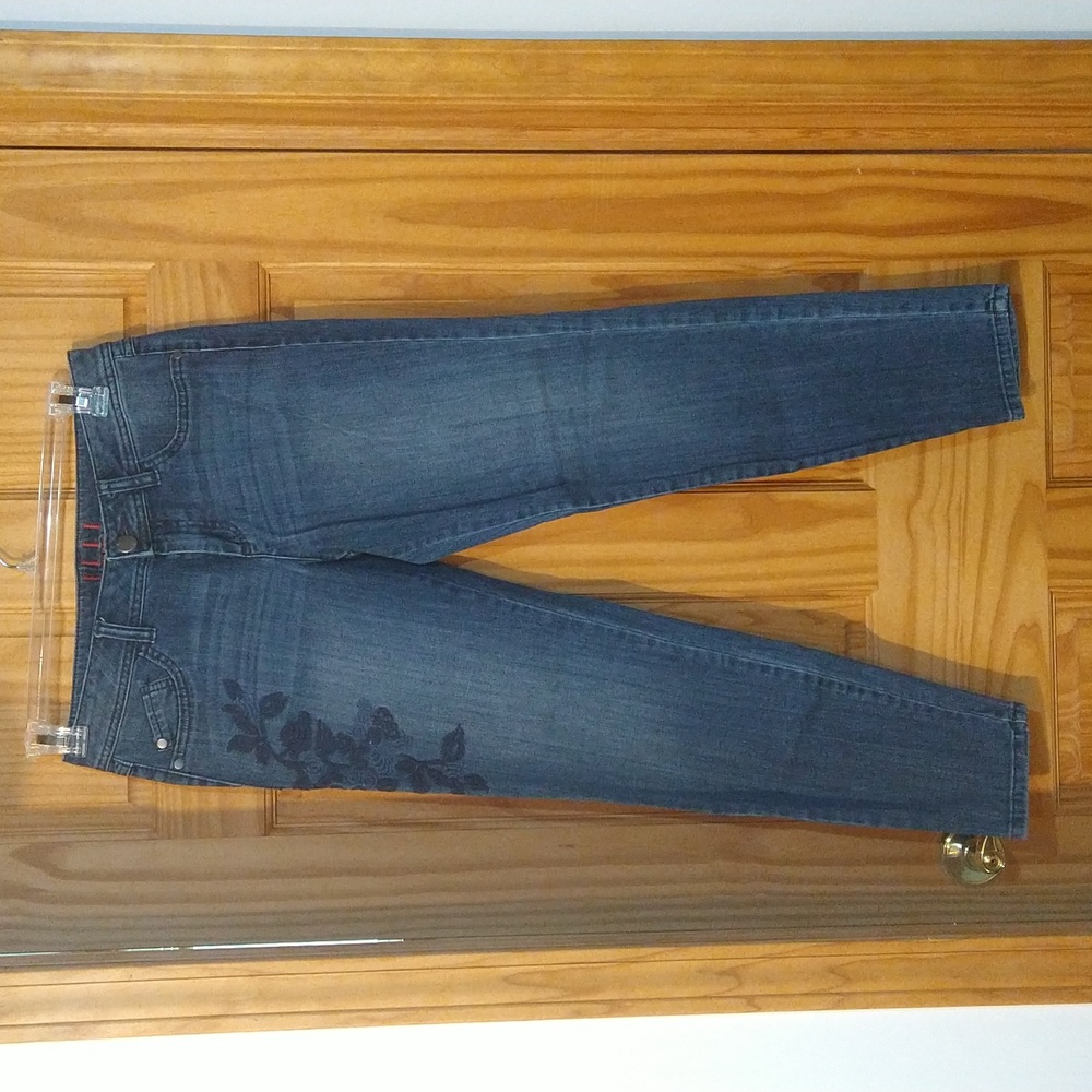 NWOT Elle skinny jeans; embroidered flowers, stems, leaves on the right leg.